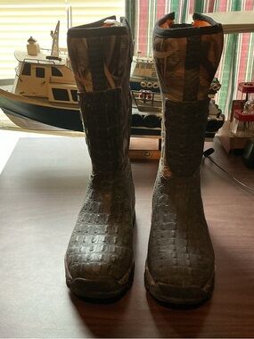 Men's Croc-Texture Tall Pull-On Boots in Brown